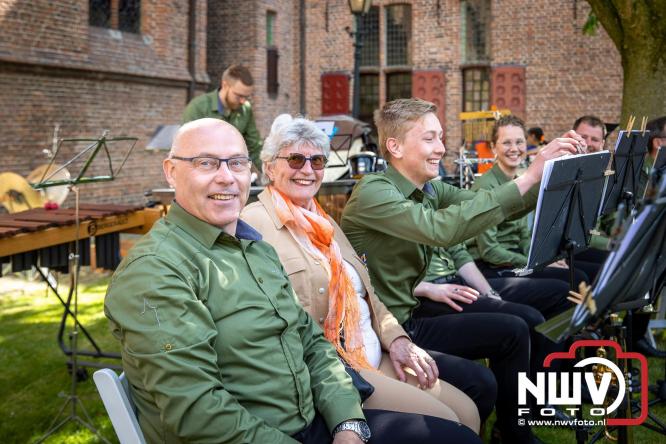 Volle terrassen, bruisende kleedjesmarkt en sportieve Wallenloop: Elburg leeft tijdens koningsdag! - &copy; NWVFoto.nl